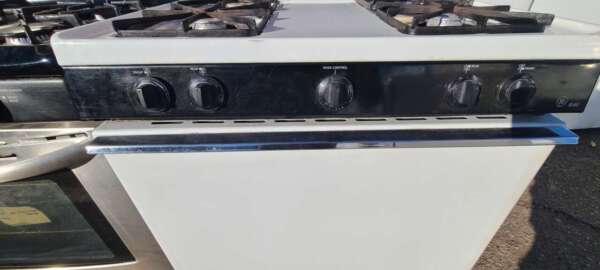 30" Blk/White GE Gas Range w/Standing Pilot - Image 3