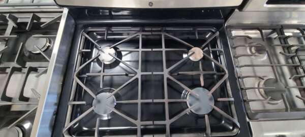 30" Blk/Stainless Steel GE Gas Range w/Selfclean - Image 3