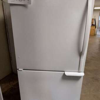 18 cu ft White Amana Bottom Mount Freezer Refrigerator