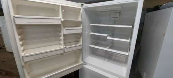 18 cu ft White Amana Bottom Mount Freezer Refrigerator - Image 2