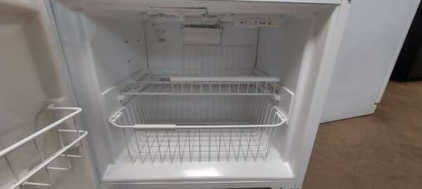 18 cu ft White Amana Bottom Mount Freezer Refrigerator - Image 4
