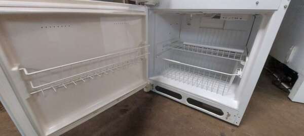 18 cu ft White Amana Bottom Mount Freezer Refrigerator - Image 5