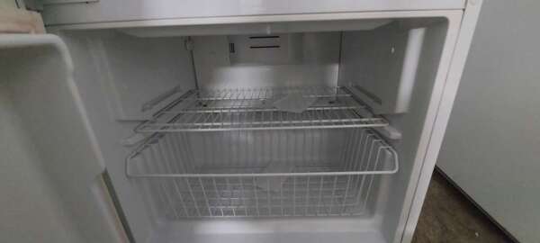 18 cu White GE Bottom Mount Freezer Refrigerator - Image 4