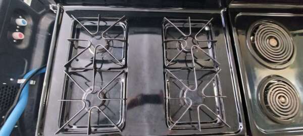30" Black Frigidaire Gas Range - Image 3