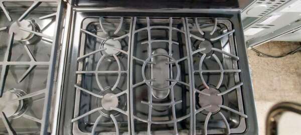 30" Blk/Stainless Steel Frigidaire 5burner Gas Range w/Selfclean and Convection - Image 3