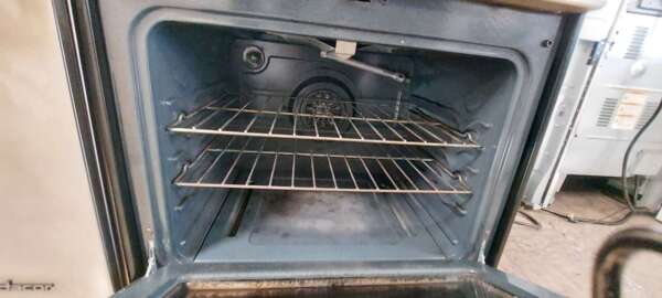 30" Blk/Stainless Steel Frigidaire 5burner Gas Range w/Selfclean and Convection - Image 5