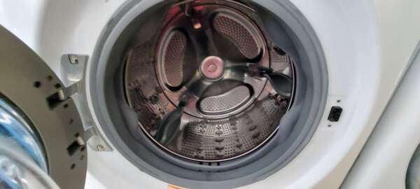 LG Front Load Washer/turbo & Electric Dryer Set w/Steam & Pedestals - Image 3