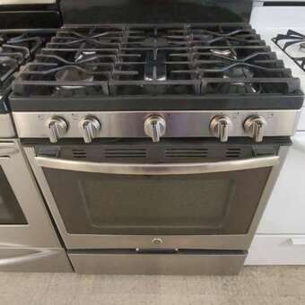 30" Blk/Stainless Steel GE 5 Burner Gas Range w/Selfclean