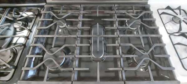 30" Blk/Stainless Steel GE 5 Burner Gas Range w/Selfclean - Image 3