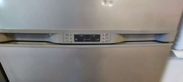 21 cu ft "Stainless Platinum" Samsung Bottom Mount Freezer Refrigerator w/Ice maker - Image 2