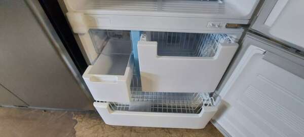 21 cu ft "Stainless Platinum" Samsung Bottom Mount Freezer Refrigerator w/Ice maker - Image 4