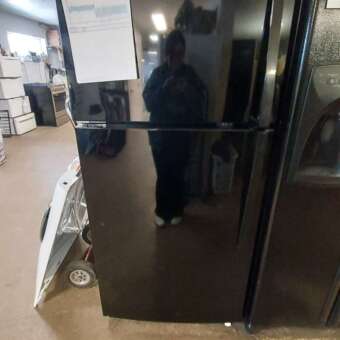 19 Cu Ft Black Whirlpool Top Mount Refrigerator